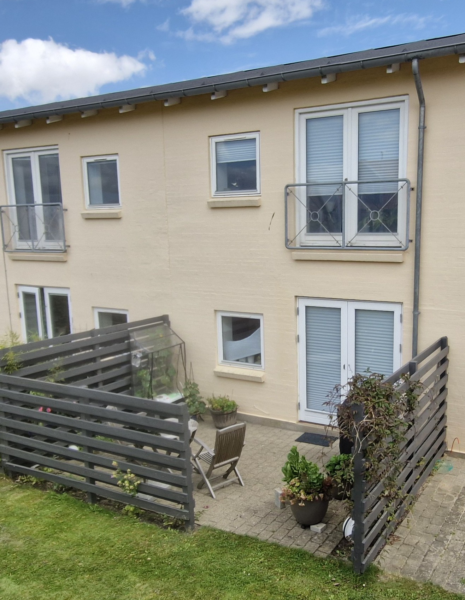 Nyrenoveret, adgang uden trapper og egen terrasse