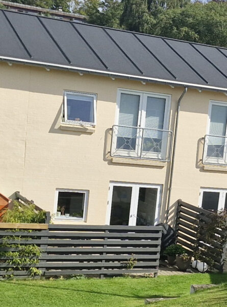 Nyrenoveret, adgang uden trapper og egen terrasse